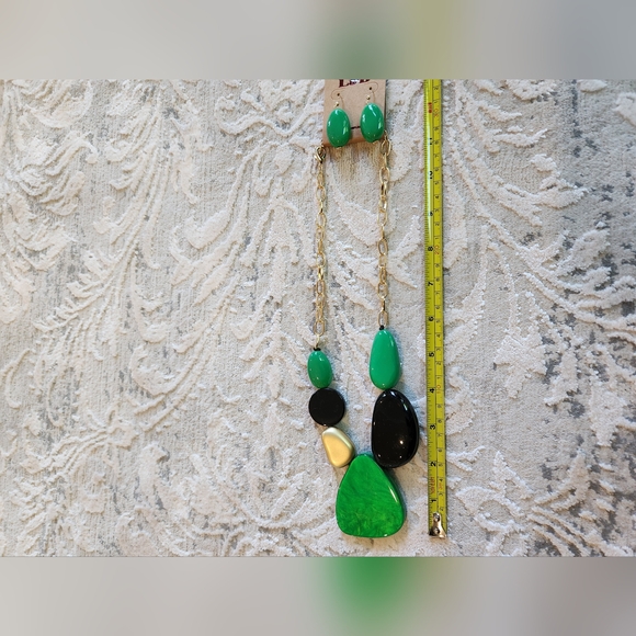 Reversible Green, Gold and Black Acrylic Necklace and Earrings Set - Apprx 13" - Picture 15 of 16